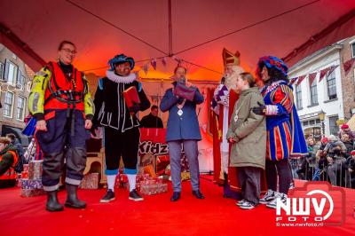 Kinderen genieten volop van de feestelijke aankomst van Sinterklaas op zijn stoomboot, gevolgd door een vrolijke stoet van Pietenboten in de haven van Elburg. - © NWVFoto.nl