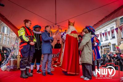 Kinderen genieten volop van de feestelijke aankomst van Sinterklaas op zijn stoomboot, gevolgd door een vrolijke stoet van Pietenboten in de haven van Elburg. - © NWVFoto.nl