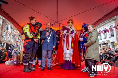 Kinderen genieten volop van de feestelijke aankomst van Sinterklaas op zijn stoomboot, gevolgd door een vrolijke stoet van Pietenboten in de haven van Elburg. - © NWVFoto.nl