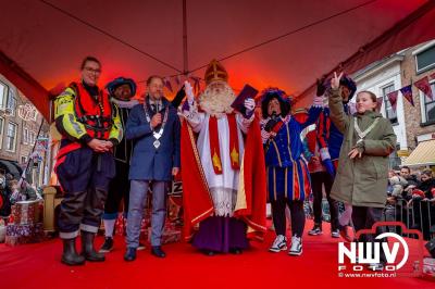 Kinderen genieten volop van de feestelijke aankomst van Sinterklaas op zijn stoomboot, gevolgd door een vrolijke stoet van Pietenboten in de haven van Elburg. - © NWVFoto.nl