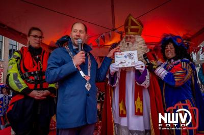 Kinderen genieten volop van de feestelijke aankomst van Sinterklaas op zijn stoomboot, gevolgd door een vrolijke stoet van Pietenboten in de haven van Elburg. - © NWVFoto.nl