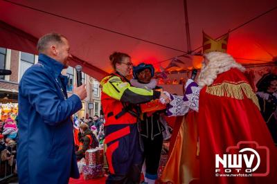 Kinderen genieten volop van de feestelijke aankomst van Sinterklaas op zijn stoomboot, gevolgd door een vrolijke stoet van Pietenboten in de haven van Elburg. - © NWVFoto.nl