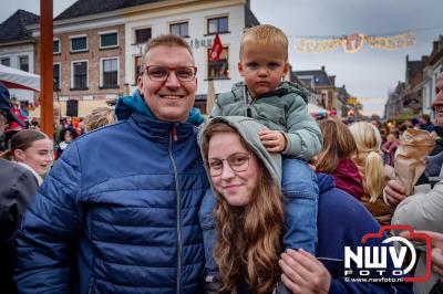 Kinderen genieten volop van de feestelijke aankomst van Sinterklaas op zijn stoomboot, gevolgd door een vrolijke stoet van Pietenboten in de haven van Elburg. - © NWVFoto.nl