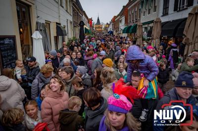 Kinderen genieten volop van de feestelijke aankomst van Sinterklaas op zijn stoomboot, gevolgd door een vrolijke stoet van Pietenboten in de haven van Elburg. - © NWVFoto.nl