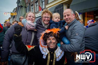 Kinderen genieten volop van de feestelijke aankomst van Sinterklaas op zijn stoomboot, gevolgd door een vrolijke stoet van Pietenboten in de haven van Elburg. - © NWVFoto.nl