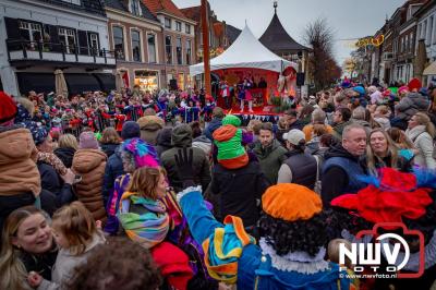 Kinderen genieten volop van de feestelijke aankomst van Sinterklaas op zijn stoomboot, gevolgd door een vrolijke stoet van Pietenboten in de haven van Elburg. - © NWVFoto.nl