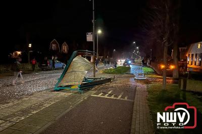 Auto crasht na lancering en belandt in tuin in Oldebroek, inzittenden mogen van gelukspreken. - © NWVFoto.nl