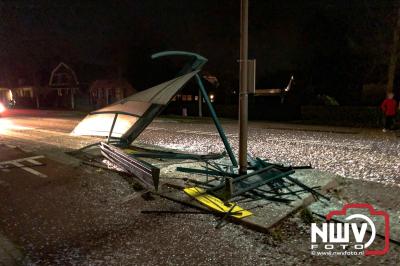 Auto crasht na lancering en belandt in tuin in Oldebroek, inzittenden mogen van gelukspreken. - © NWVFoto.nl