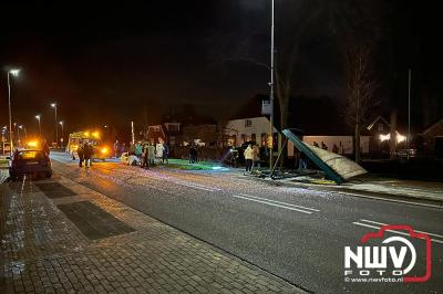 Auto crasht na lancering en belandt in tuin in Oldebroek, inzittenden mogen van gelukspreken. - © NWVFoto.nl