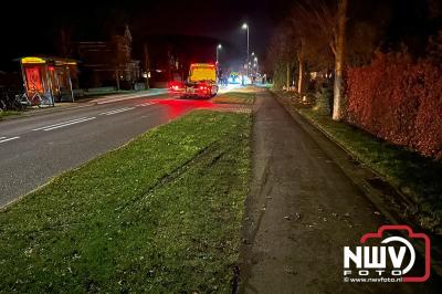 Auto crasht na lancering en belandt in tuin in Oldebroek, inzittenden mogen van gelukspreken. - © NWVFoto.nl