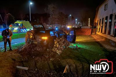 Auto crasht na lancering en belandt in tuin in Oldebroek, inzittenden mogen van gelukspreken. - © NWVFoto.nl