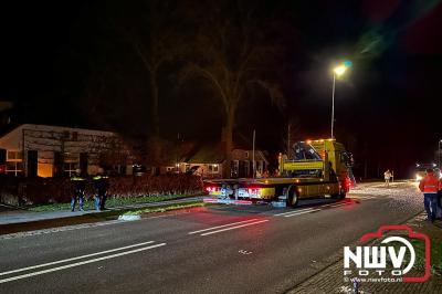 Auto crasht na lancering en belandt in tuin in Oldebroek, inzittenden mogen van gelukspreken. - © NWVFoto.nl