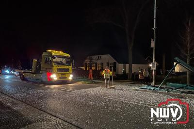 Auto crasht na lancering en belandt in tuin in Oldebroek, inzittenden mogen van gelukspreken. - © NWVFoto.nl