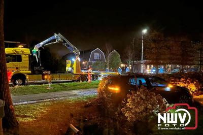 Auto crasht na lancering en belandt in tuin in Oldebroek, inzittenden mogen van gelukspreken. - © NWVFoto.nl