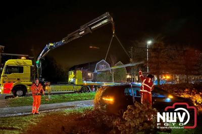 Auto crasht na lancering en belandt in tuin in Oldebroek, inzittenden mogen van gelukspreken. - © NWVFoto.nl