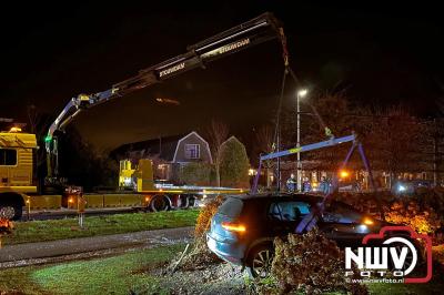 Auto crasht na lancering en belandt in tuin in Oldebroek, inzittenden mogen van gelukspreken. - © NWVFoto.nl