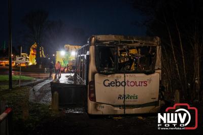 Berging van de 18 meter lange Walibi Express-bus, die maandag 23 december op de busparkeerplaats van Walibi in Biddinghuizen in brand vloog. - © NWVFoto.nl