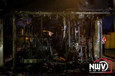 Berging van de 18 meter lange Walibi Express-bus, die maandag 23 december op de busparkeerplaats van Walibi in Biddinghuizen in brand vloog. - © NWVFoto.nl