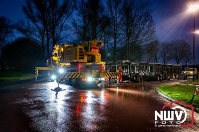 Berging van de 18 meter lange Walibi Express-bus, die maandag 23 december op de busparkeerplaats van Walibi in Biddinghuizen in brand vloog. - © NWVFoto.nl