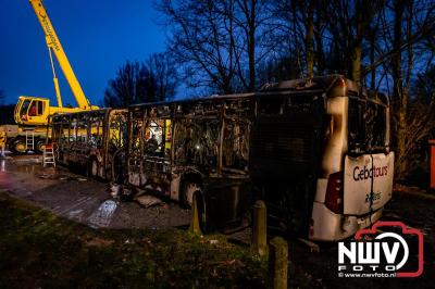 Berging van de 18 meter lange Walibi Express-bus, die maandag 23 december op de busparkeerplaats van Walibi in Biddinghuizen in brand vloog. - © NWVFoto.nl