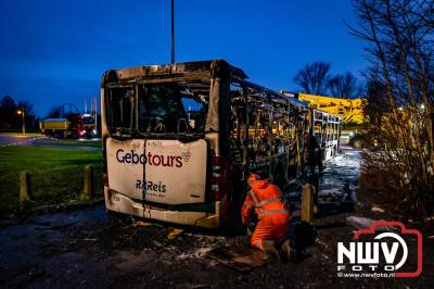 Berging van de 18 meter lange Walibi Express-bus, die maandag 23 december op de busparkeerplaats van Walibi in Biddinghuizen in brand vloog. - © NWVFoto.nl