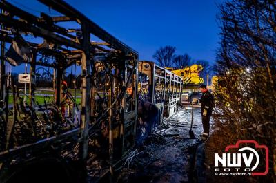 Berging van de 18 meter lange Walibi Express-bus, die maandag 23 december op de busparkeerplaats van Walibi in Biddinghuizen in brand vloog. - © NWVFoto.nl