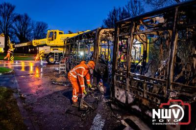 Berging van de 18 meter lange Walibi Express-bus, die maandag 23 december op de busparkeerplaats van Walibi in Biddinghuizen in brand vloog. - © NWVFoto.nl