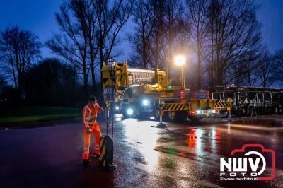 Berging van de 18 meter lange Walibi Express-bus, die maandag 23 december op de busparkeerplaats van Walibi in Biddinghuizen in brand vloog. - © NWVFoto.nl