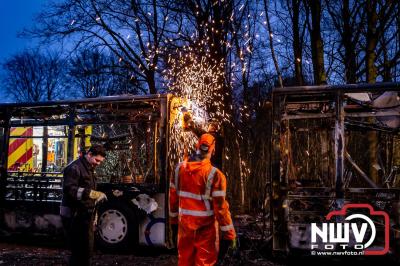 Berging van de 18 meter lange Walibi Express-bus, die maandag 23 december op de busparkeerplaats van Walibi in Biddinghuizen in brand vloog. - © NWVFoto.nl