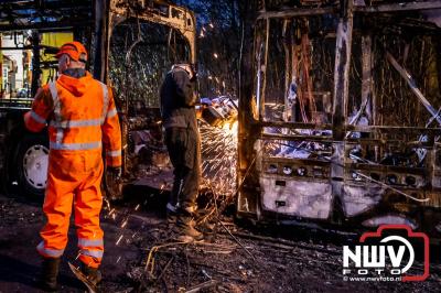 Berging van de 18 meter lange Walibi Express-bus, die maandag 23 december op de busparkeerplaats van Walibi in Biddinghuizen in brand vloog. - © NWVFoto.nl