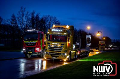 Berging van de 18 meter lange Walibi Express-bus, die maandag 23 december op de busparkeerplaats van Walibi in Biddinghuizen in brand vloog. - © NWVFoto.nl