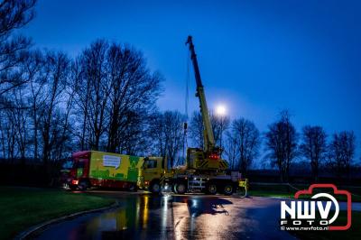 Berging van de 18 meter lange Walibi Express-bus, die maandag 23 december op de busparkeerplaats van Walibi in Biddinghuizen in brand vloog. - © NWVFoto.nl