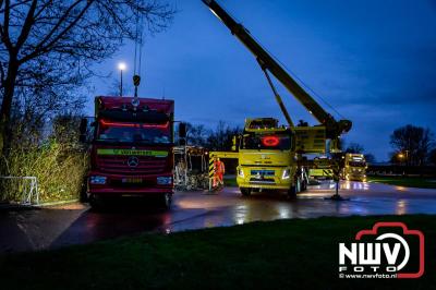 Berging van de 18 meter lange Walibi Express-bus, die maandag 23 december op de busparkeerplaats van Walibi in Biddinghuizen in brand vloog. - © NWVFoto.nl