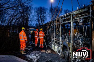 Berging van de 18 meter lange Walibi Express-bus, die maandag 23 december op de busparkeerplaats van Walibi in Biddinghuizen in brand vloog. - © NWVFoto.nl