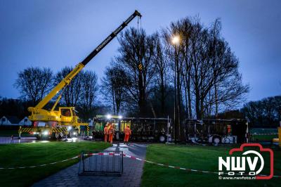 Berging van de 18 meter lange Walibi Express-bus, die maandag 23 december op de busparkeerplaats van Walibi in Biddinghuizen in brand vloog. - © NWVFoto.nl