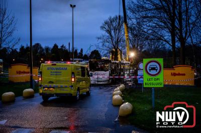 Berging van de 18 meter lange Walibi Express-bus, die maandag 23 december op de busparkeerplaats van Walibi in Biddinghuizen in brand vloog. - © NWVFoto.nl