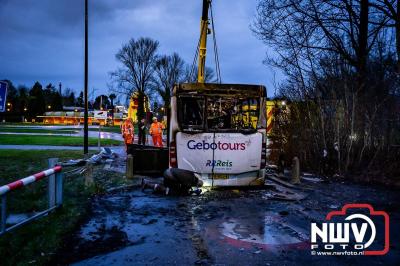 Berging van de 18 meter lange Walibi Express-bus, die maandag 23 december op de busparkeerplaats van Walibi in Biddinghuizen in brand vloog. - © NWVFoto.nl