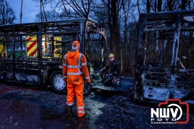 Berging van de 18 meter lange Walibi Express-bus, die maandag 23 december op de busparkeerplaats van Walibi in Biddinghuizen in brand vloog. - © NWVFoto.nl