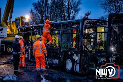 Berging van de 18 meter lange Walibi Express-bus, die maandag 23 december op de busparkeerplaats van Walibi in Biddinghuizen in brand vloog. - © NWVFoto.nl