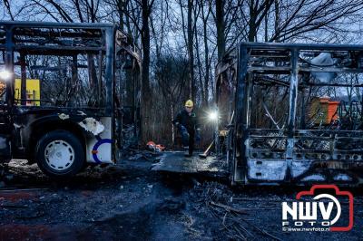 Berging van de 18 meter lange Walibi Express-bus, die maandag 23 december op de busparkeerplaats van Walibi in Biddinghuizen in brand vloog. - © NWVFoto.nl