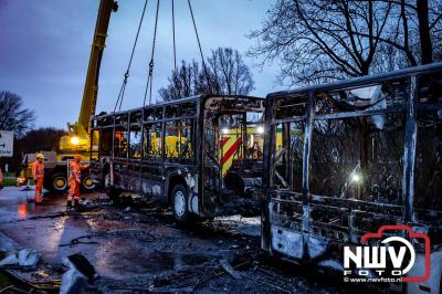 Berging van de 18 meter lange Walibi Express-bus, die maandag 23 december op de busparkeerplaats van Walibi in Biddinghuizen in brand vloog. - © NWVFoto.nl