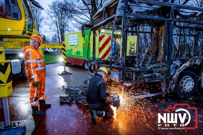 Berging van de 18 meter lange Walibi Express-bus, die maandag 23 december op de busparkeerplaats van Walibi in Biddinghuizen in brand vloog. - © NWVFoto.nl