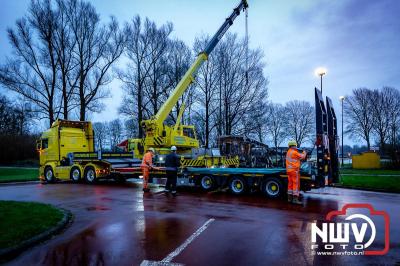 Berging van de 18 meter lange Walibi Express-bus, die maandag 23 december op de busparkeerplaats van Walibi in Biddinghuizen in brand vloog. - © NWVFoto.nl