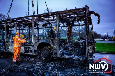 Berging van de 18 meter lange Walibi Express-bus, die maandag 23 december op de busparkeerplaats van Walibi in Biddinghuizen in brand vloog. - © NWVFoto.nl