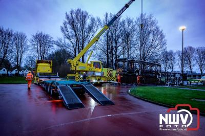 Berging van de 18 meter lange Walibi Express-bus, die maandag 23 december op de busparkeerplaats van Walibi in Biddinghuizen in brand vloog. - © NWVFoto.nl