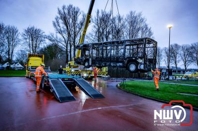 Berging van de 18 meter lange Walibi Express-bus, die maandag 23 december op de busparkeerplaats van Walibi in Biddinghuizen in brand vloog. - © NWVFoto.nl