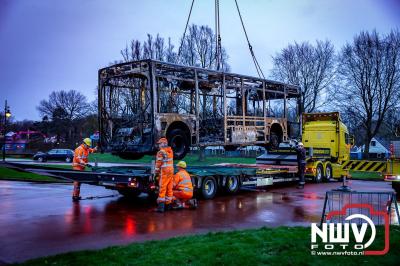 Berging van de 18 meter lange Walibi Express-bus, die maandag 23 december op de busparkeerplaats van Walibi in Biddinghuizen in brand vloog. - © NWVFoto.nl