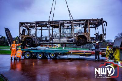 Berging van de 18 meter lange Walibi Express-bus, die maandag 23 december op de busparkeerplaats van Walibi in Biddinghuizen in brand vloog. - © NWVFoto.nl