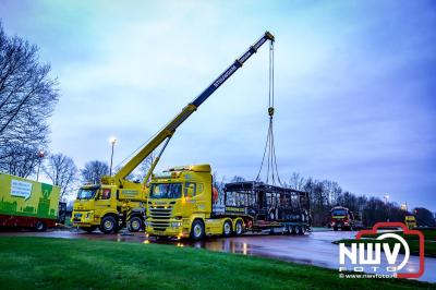 Berging van de 18 meter lange Walibi Express-bus, die maandag 23 december op de busparkeerplaats van Walibi in Biddinghuizen in brand vloog. - © NWVFoto.nl