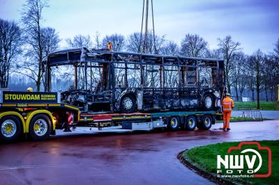 Berging van de 18 meter lange Walibi Express-bus, die maandag 23 december op de busparkeerplaats van Walibi in Biddinghuizen in brand vloog. - © NWVFoto.nl